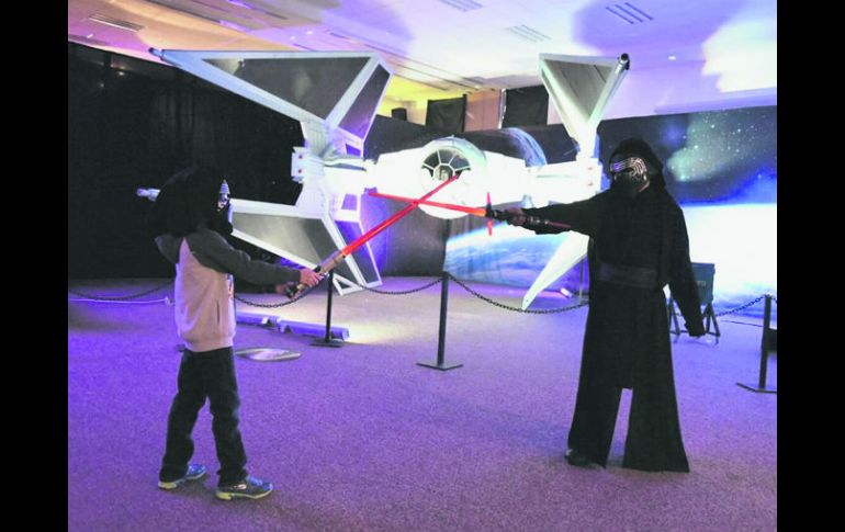 En el estacionamiento de la Gran Plaza se encuentra 'La Exhibición de las Galaxias'. ESPECIAL /