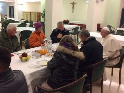 El líder de la Iglesia Católica recibió este día a ocho indigentes, con los cuales compartió pasteles argentinos antes de dar una misa. AP /