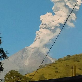 Volcán El Colima emite exhalación de mil metros