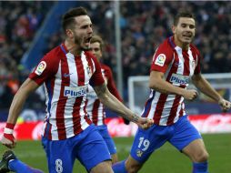 Saúl Ñíguez celebra el tanto que le da la victoria al Atlético. EFE / K. Huesca