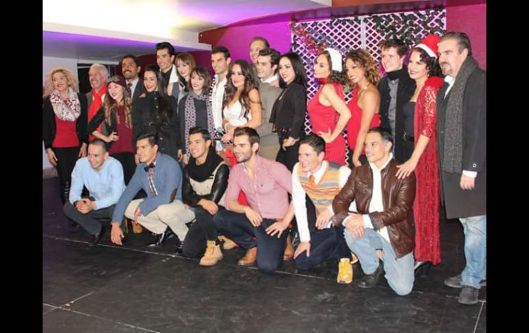 El elenco le da la bienvenida a Sofía Rozanes, Irene Barssé y Dulce López quienes serán las nuevas integrantes. TWITTER / @dirtydancingmex