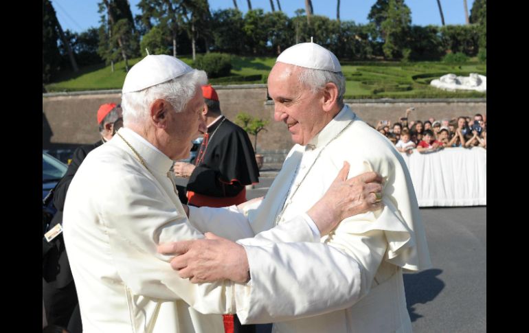 Ratzinger, que reside en monasterio del Vaticano desde su renuncia, le envió un mensaje escrito ''con mucho afecto''. EFE / ARCHIVO