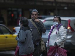 Sugieren abrigarse por capas, protegerse rostro, cabeza, manos y orejas y evitar respirar aire frío cubriéndose boca y nariz. EL INFORMADOR / ARCHIVO