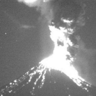 Volcán El Colima registra fuerte explosión esta noche