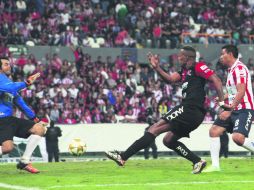 Robert de Pinho le hizo el segundo gol a Chivas. En su paso por Atlas, el brasileño normalmente le anotaba al Rebaño. EL INFORMADOR / R. Tamayo