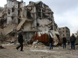 Denuncian que miles de personas pasaron la noche, con temperaturas de menos 6º C, esperando en medio de las ruinas. AFP / Y. Karwashan