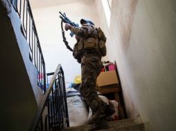 Un miembro de las fuerzas iraquíes registra una casa abandonada en busca de miembros del Estado Islámico. AFP / O. Andersen