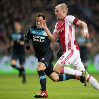 Con Moreno y Guardado, PSV empata ante Ajax