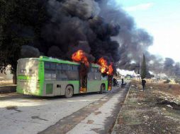 Uno de los autobuses del gobierno quemados en la provincia de Idlib. AP / Vía SANA.
