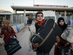 Indican que cinco autobuses que transportaban 350 personas llegaron del este de Alepo, de los barrios asediados. AP /
