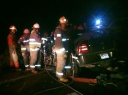 En el vehículo con placas de Michoacán viajaban seis personas, de las cuales tres murieron y tres fueron trasladadas a hospitales. ESPECIAL /