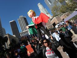 Durante la manifestación fueron visibles carteles en contra del odio y el racismo así como piñatas con la figura de Trump. EFE / M. Nelson