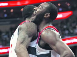 Bradley Beal (derecha) comandó el ataque de los Wizards, que lograron ayer su tercera victoria consecutiva. EFE / M. Reynolds