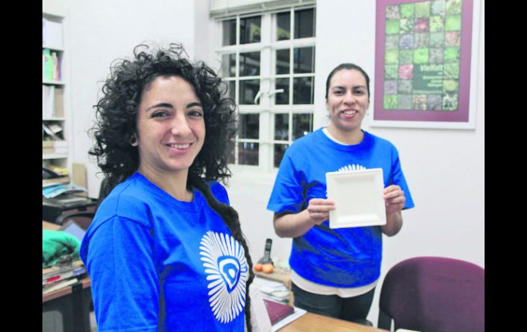 Nayla Campos y Ruth Román, forman parte del proyecto de Casa Cem que busca proteger el medio ambiente y generar micronegocios. ESPECIAL /