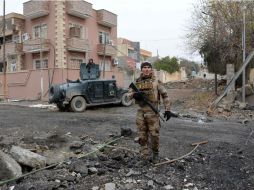 Fuerzas iraquíes y la coalición internacional bombardearon anoche varias sedes del EI, situadas en el área occidental de Mosul. AFP / M. Al-Samarrai