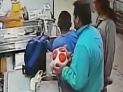 #LordCochinito toma la alcancía, la baja al piso, para después meterla a una mochila y huir del lugar junto a sus cómplices. ESPECIAL /