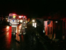 Bomberos y paramédicos de la Cruz Roja acudieron a atender la emergencia, que ocurrió cerca de las 02:00 horas. EL INFORMADOR / ARCHIVO