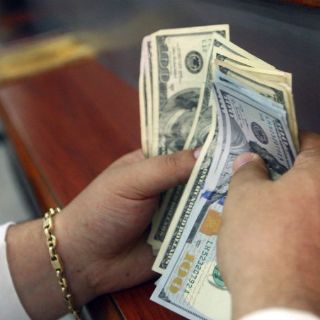 Dólar inicia jornada en 20.84 pesos a la venta en bancos