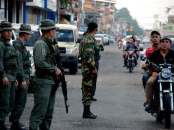 Aparte del cierre de fronteras con Colombia, Maduro militariza varias localidades para evitar saqueos ante crisis monetaria. AFP / ARCHIVO