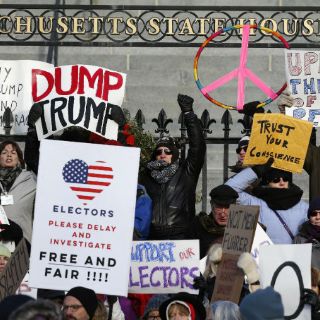 Los anti Trump esperan improbable rebelión del Colegio Electoral