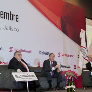 Carstens sugiere acostumbrarnos a variación de precios de gasolinas