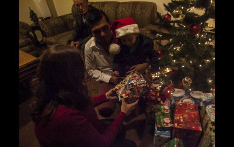 La navidad es consecuencia de una dinámica social en donde los individuos son influidos por comprar regalos o asistir a fiestas. EL INFORMADOR / ARCHIVO