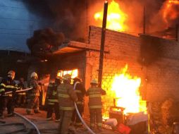 El viernes los bomberos controlaron un incendio en una finca ubicada en el Cerro del Cuatro en Tlaquepaque. ESPECIAL /