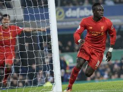 Con un gol de Sadio Mané  en el tiempo añadido, el Liverpool permanece en el segundo lugar de la Liga Inglesa. AFP / O. Scarff