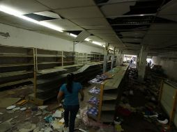 Dueños de pequeños y medianos comercios arreglaron ayer los desperfectos tras los saqueos del fin de semana. AFP / G. Castellanos