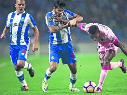 El mexicano Jesús Corona (izquierda), del Porto, disputa el balón con Rafael Assis (derecha) del Chaves, durante el partido. EFE /