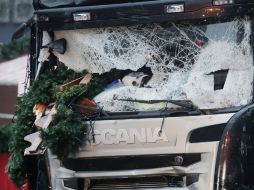 El camión recorrió unos cincuenta metros y destrozó a su paso puestos de adornos navideños y casetas de comida. AP / M. Schreiber