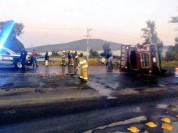 Personal de bomberos municipales se encargaron de las labores de limpieza de la vialidad. ESPECIAL / Policía de Tlajomulco