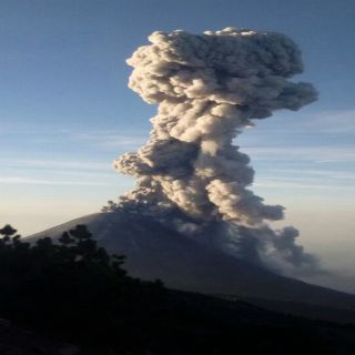 Volcán El Colima emite fumarola de dos kilómetros