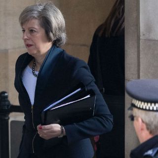May afirma que Reino Unido estará fuera de la UE en 2019