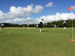 Ambos cuadros saltaron al campo con un  primer equipo; la mitad del encuentro se jugó con una escuadra suplente. TWITTER / @Chivas
