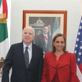 Ruiz Massieu recibe al senador republicano John McCain