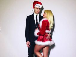 Ariel Winter  lució un mini vestido de Santa Claus, unos tacones y una cabellera rubia junto a su novio Levi Meaden. INSTAGRAM / arielwinter