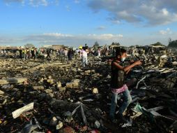 La explosión de esta tarde destruyó 290 de los 300 negocios concentrados en el predio central del pueblo de San Pablito. AFP / R. Schemidt