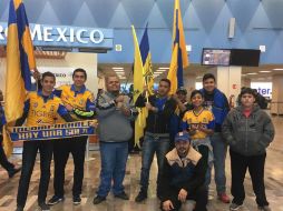 Centenares de seguidores acudieron al Aeropuerto Internacional de Monterrey para despedir al equipo. TWITTER / @TigresOficial