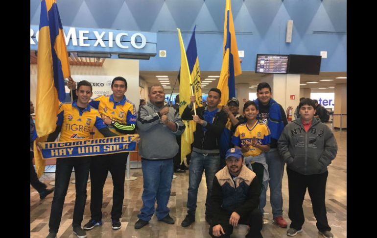 Centenares de seguidores acudieron al Aeropuerto Internacional de Monterrey para despedir al equipo. TWITTER / @TigresOficial