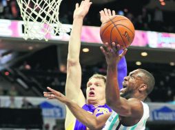 Furia. Kemba Walker (der.) lideró el ataque de los Hornets. AFP / S. Lecka