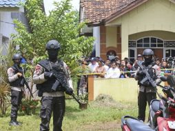 El barrio donde se encuentra la casa fue acordonado mientras los artificieros intentaban desactivar los explosivos. AP / T. Syuflana