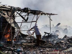 Con sus propios medios, residentes buscan estabilizar la zona donde se instalaba el mercado de pirotecnia. AFP / I. Gutiérrez