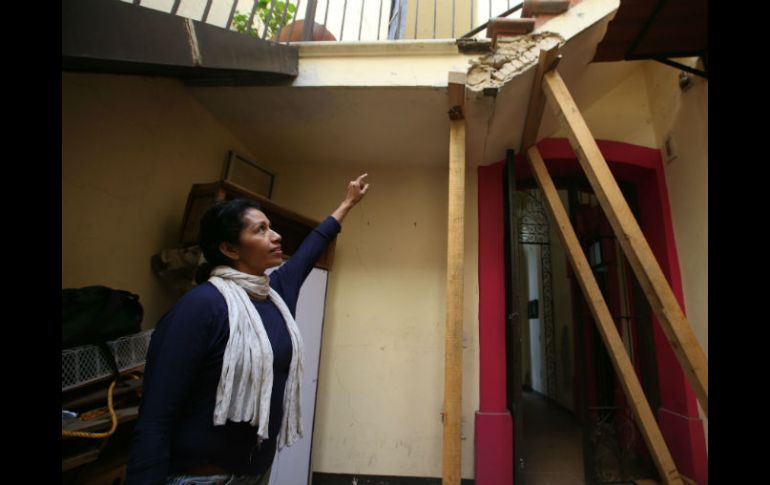 Dueños de fincas en la calle Reforma apuntalaron sus casas usando sus propios recursos; temen que la situación empeore. EL INFORMADOR / R. Tamayo