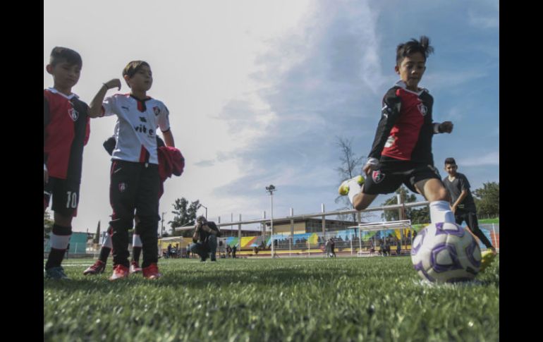 Los jóvenes de esta colonia ya aprovechan su tiempo libre en practicar futbol. EL INFORMADOR / F. Atilano