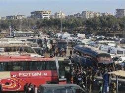 Facciones armadas que cercan Fua y Kefraya obstruyen la operación y entorpecen la salida de autobuses. AP / STR