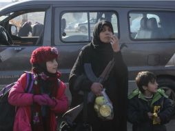 Familias enteras sufren por los retrasos en las evacuaciones en medio de un clima frío y falta de insumos básicos. AP / STR
