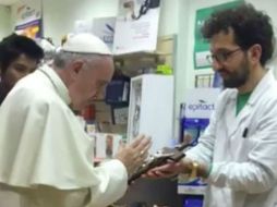 En las fotografías se aprecia a Francisco bendiciendo el crucifijo de uno de los empleados. ESPECIAL /