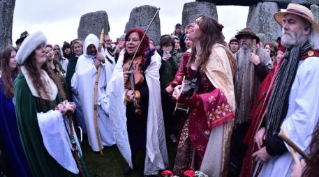 Varias de las personas acudieron disfrazadas de druidas a Stonehenge. AP / B. Birchall