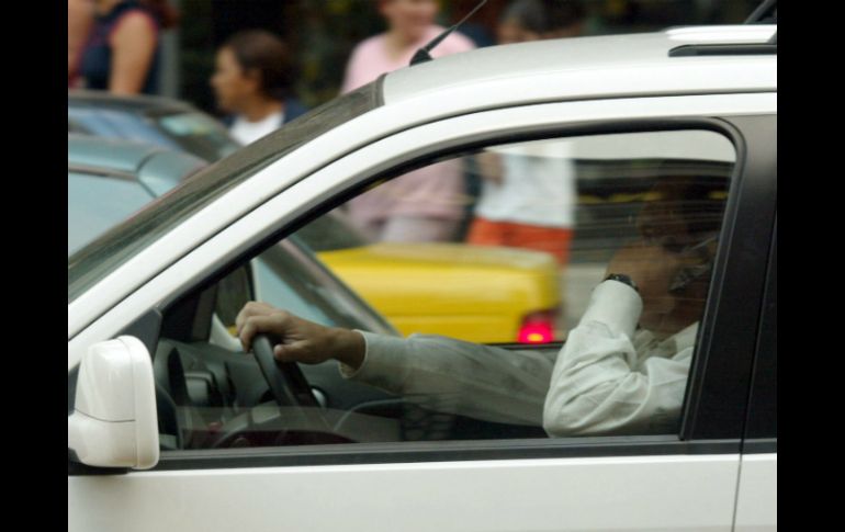 Recomiendan hablar o enviar mensajes de texto antes de manejar, a fin de no tener ninguna distracción durante el recorrido. EL INFORMADOR / ARCHIVO